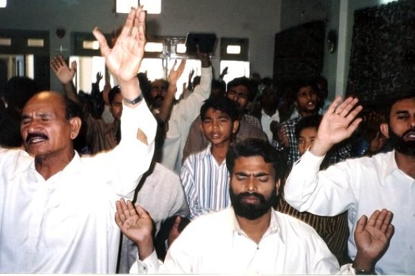 world-missions-india-men-worship