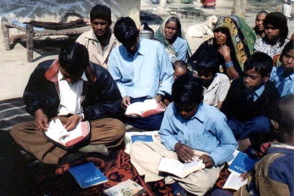 world-missions-india-reading-bible