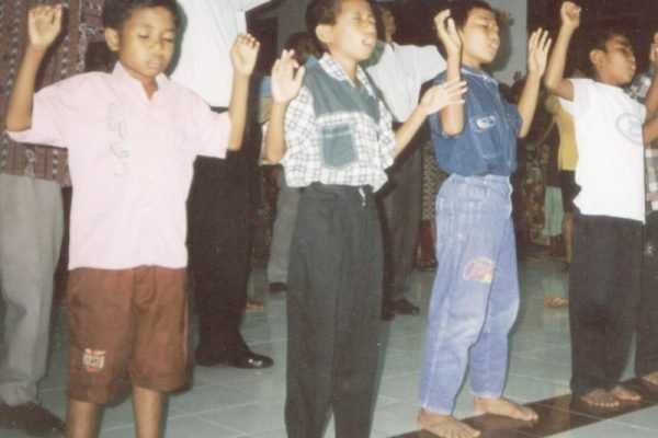 world-missions-indonesia-boys-worship