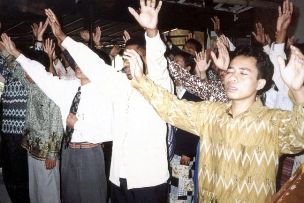 world-missions-indonesia-men-worship